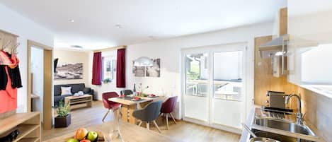 Apartment, 1 Schlafzimmer (Aberg) | Wohnbereich | Flachbildfernseher, Tischfußball, Tischtennisplatte