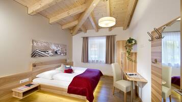 1 bedroom, premium bedding, in-room safe, desk