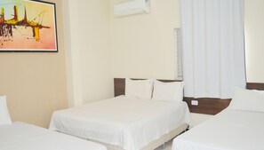 Desk, blackout curtains, soundproofing, iron/ironing board - Hotel e Lanchonete Araújo (Montes Claros)