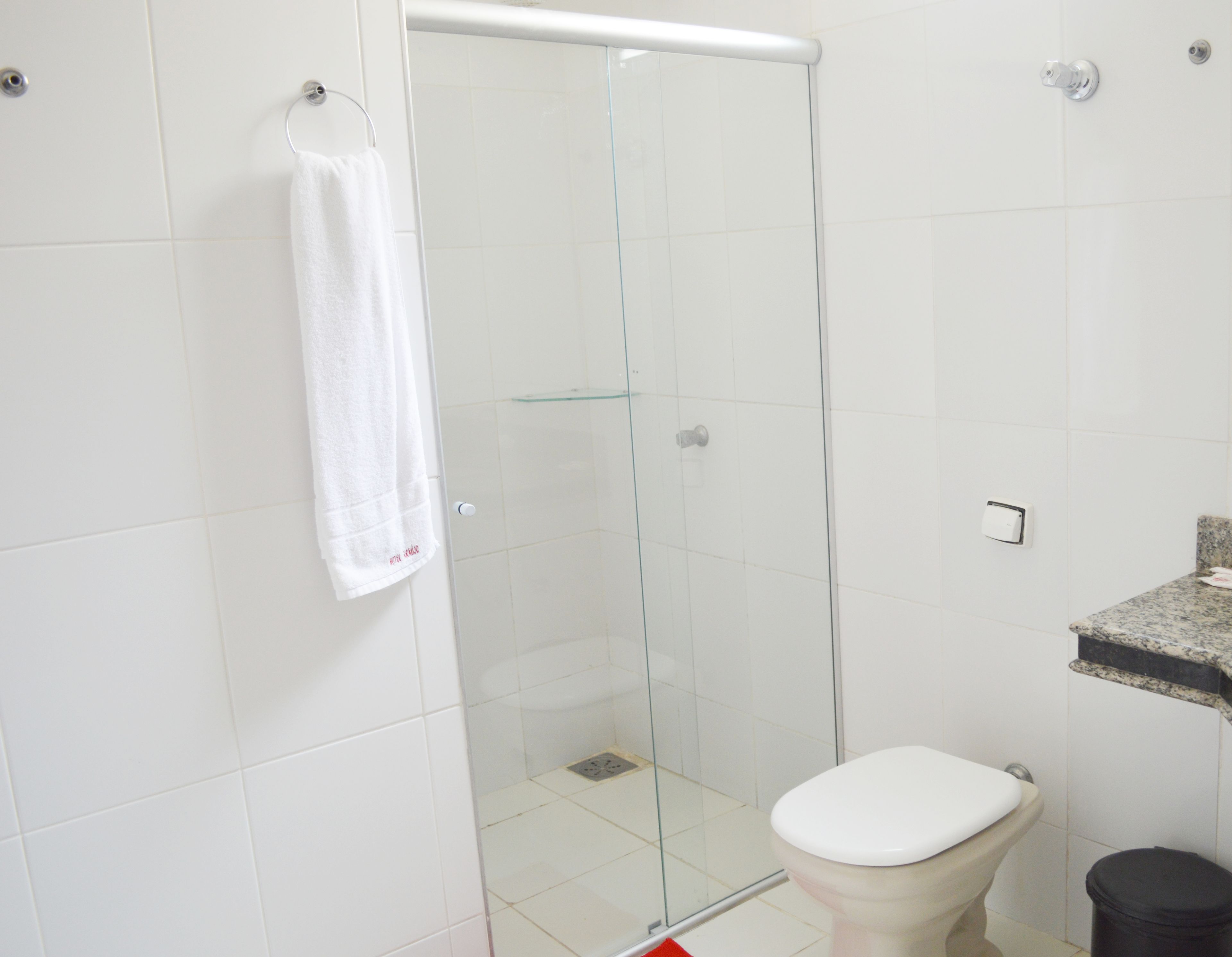 Suíte luxo | Comodidades do banheiro | Chuveiro, produtos de toalete grátis, toalhas de banho 