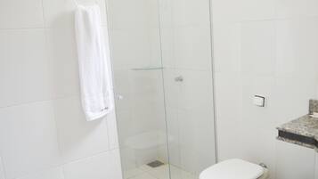 Suíte luxo | Comodidades do banheiro | Chuveiro, produtos de toalete grátis, toalhas de banho
