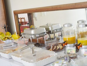 Café da manhã com buffet grátis todos os dias