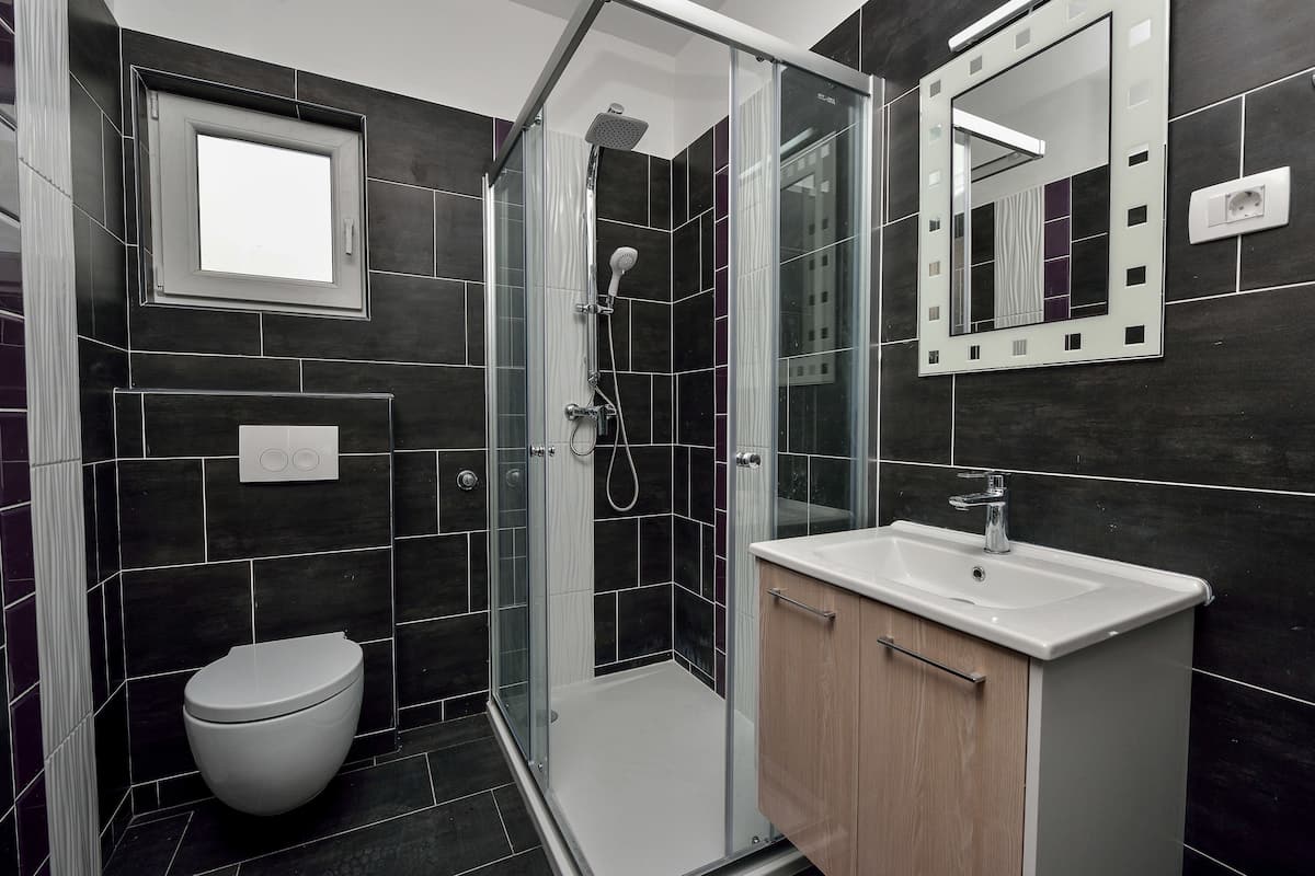 Apartment, Pool View (3) | Salle de bain | Douche, articles de toilette (gratuits), séchoir à cheveux