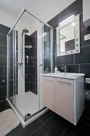 Apartment, 2 Schlafzimmer, Poolblick (2) | Badezimmer | Dusche, kostenlose Toilettenartikel, Haartrockner, Handtücher