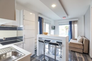 Apartment, Pool View (3) | Zona de estar | Una televisión de pantalla plana