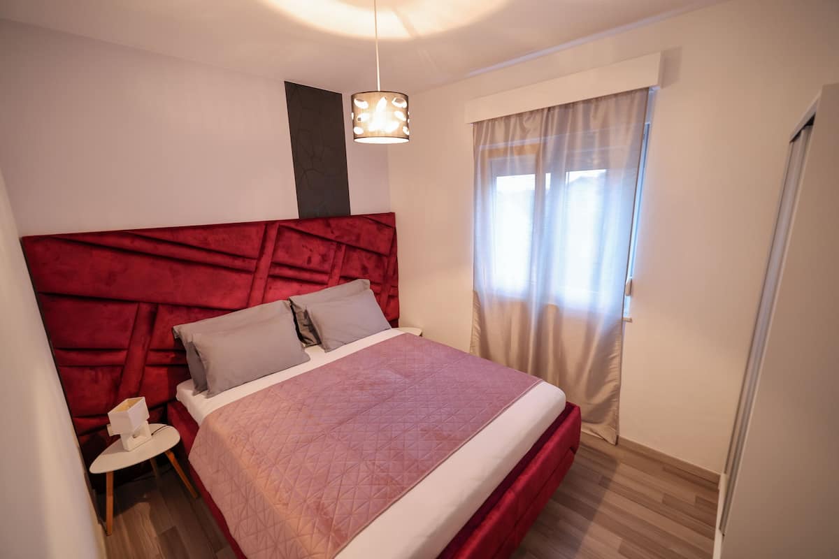 Appartement, vue sur la piscine, rez-de-chaussĂ©e | 1 chambre, bureau, systĂšme dâinsonorisation, accĂšs au Wi-Fi (inclus)