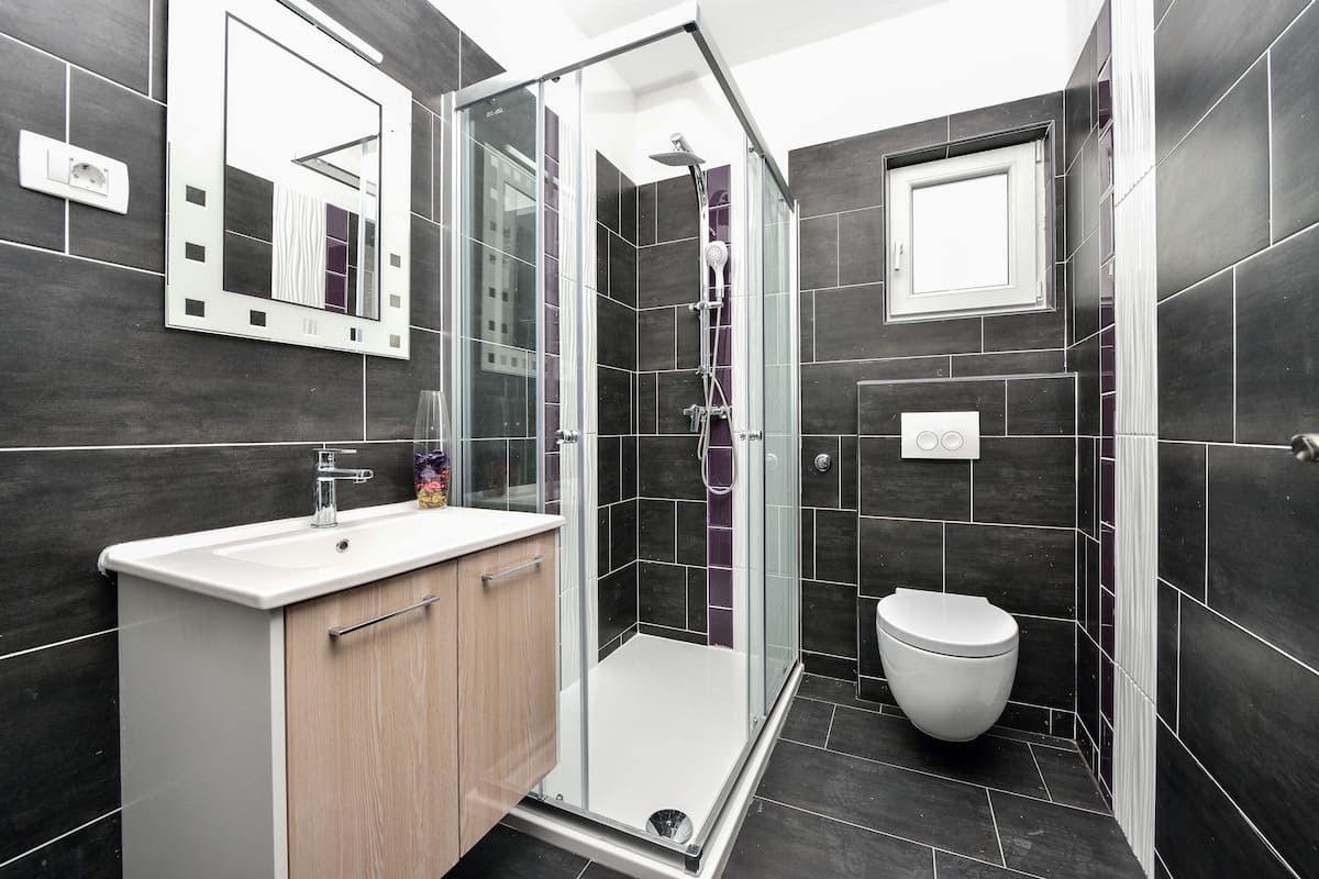 Apartment, 2 Bedrooms, Pool View (5) | Salle de bain | Douche, articles de toilette (gratuits), séchoir à cheveux