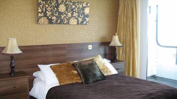 Habitación doble, 1 cama matrimonial | Escritorio, tabla de planchar con plancha y wifi gratis