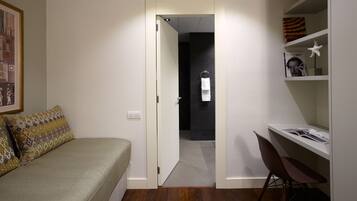Un dormitorio con cama, escritorio y silla.