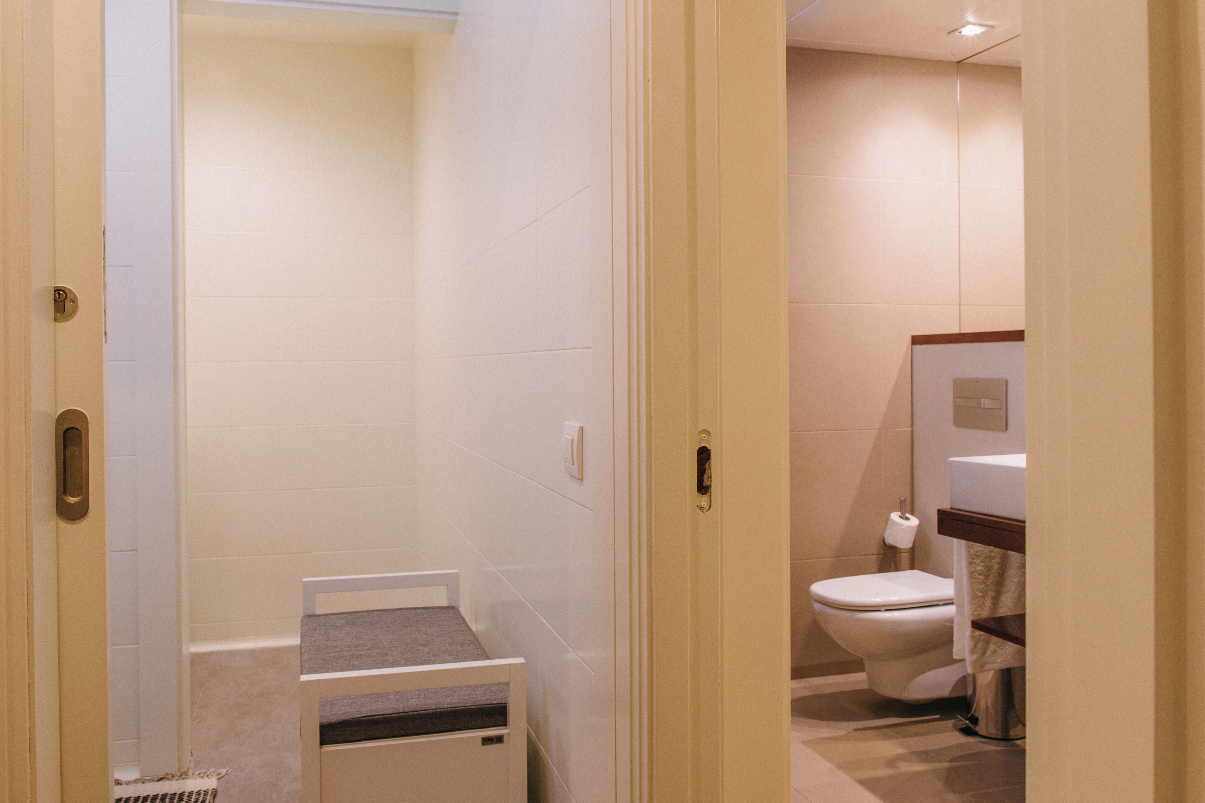 Un baño con inodoro, lavabo y zona de ducha.