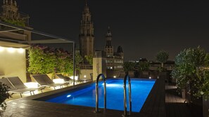 Ulkouima-allas, aurinkovarjoja, aurinkotuoleja