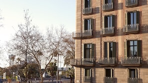 Un edificio de varios pisos con balcones y ventanas grandes.