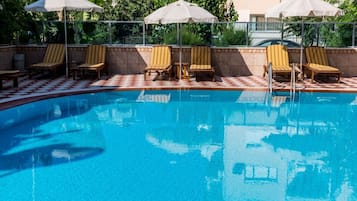 Außenpool, Sonnenschirme, Liegestühle