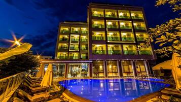 Piscine extérieure, parasols de plage, chaises longues