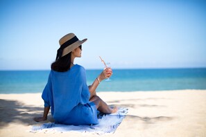 Praia particular, espreguiçadeiras, guarda-sóis, toalhas de praia 