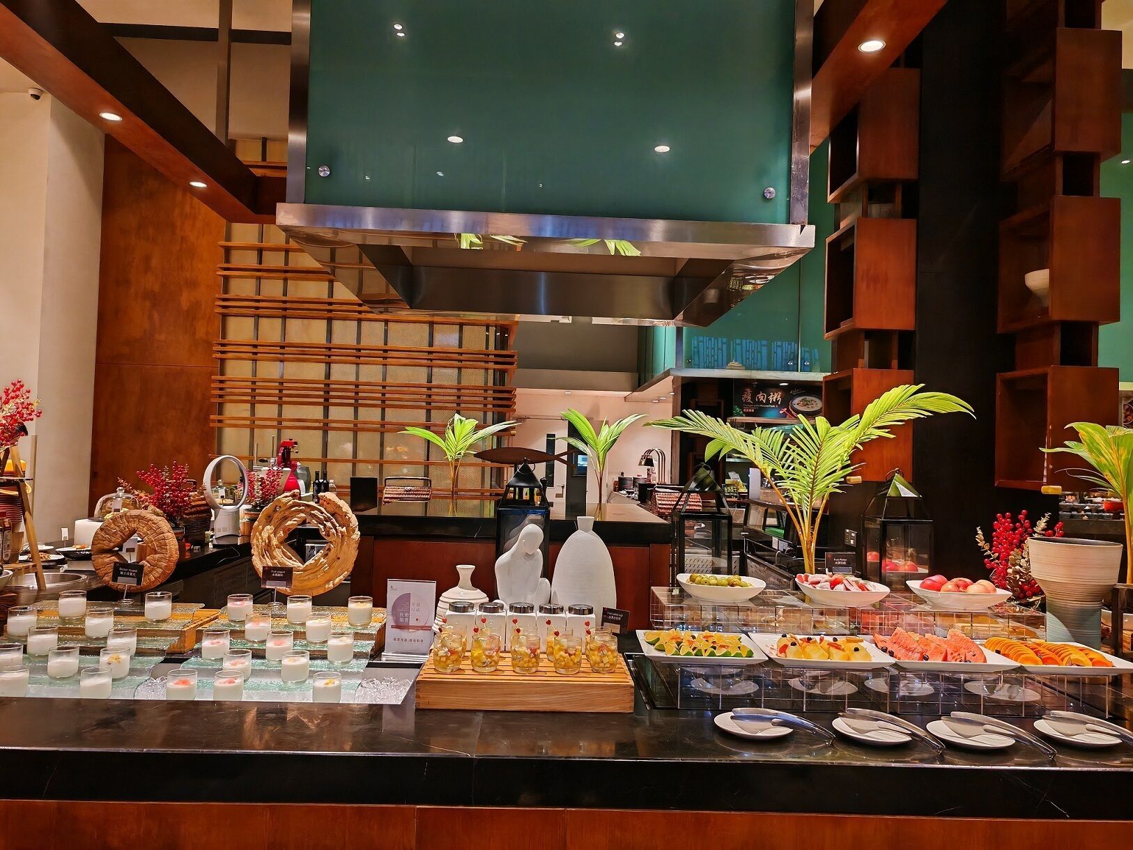 Buffet com diversos alimentos e um espelho decorativo.