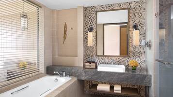 Une salle de bain moderne avec une baignoire, un lavabo et un meuble-lavabo.
