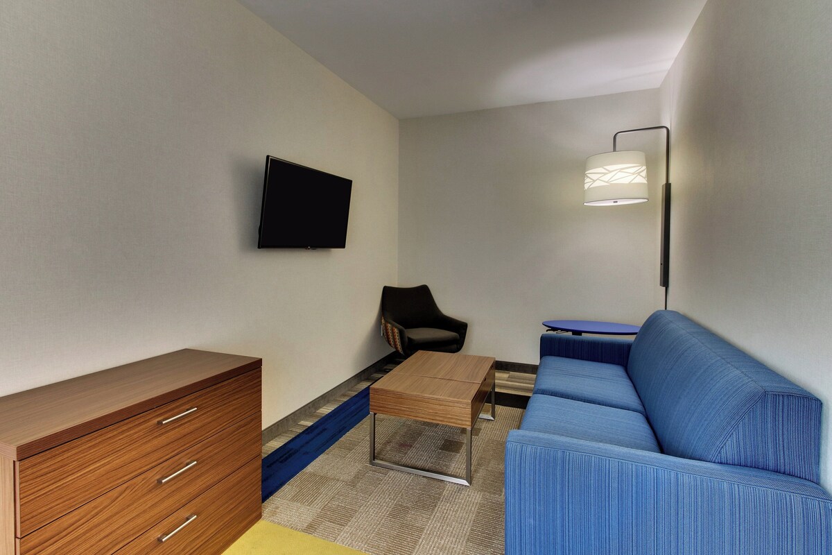 Suite, Meerdere bedden | Een kluis op de kamer, een bureau, een laptopwerkplek