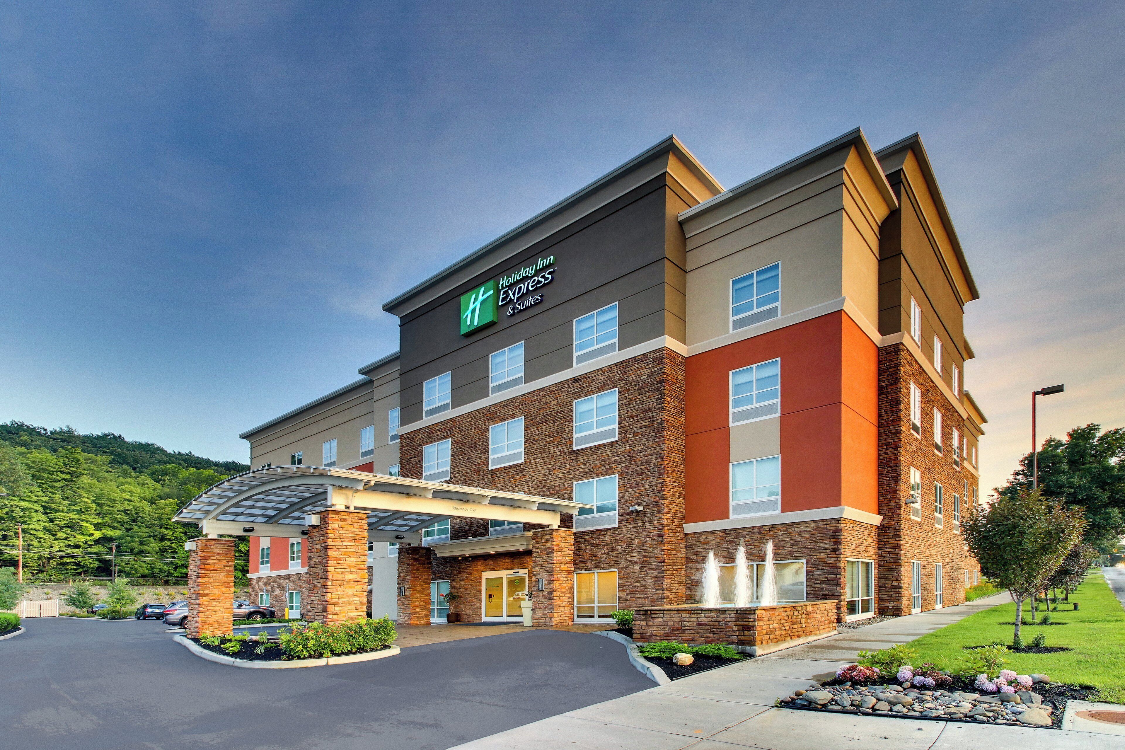 Edificio Holiday Inn Express con facciata in mattoni, diverse finestre e ingresso coperto.