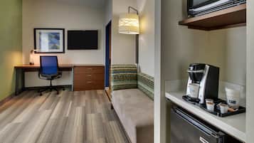 Standaard kamer, 1 kingsize bed (Extra Floor Space) | Een kluis op de kamer, een bureau, een laptopwerkplek