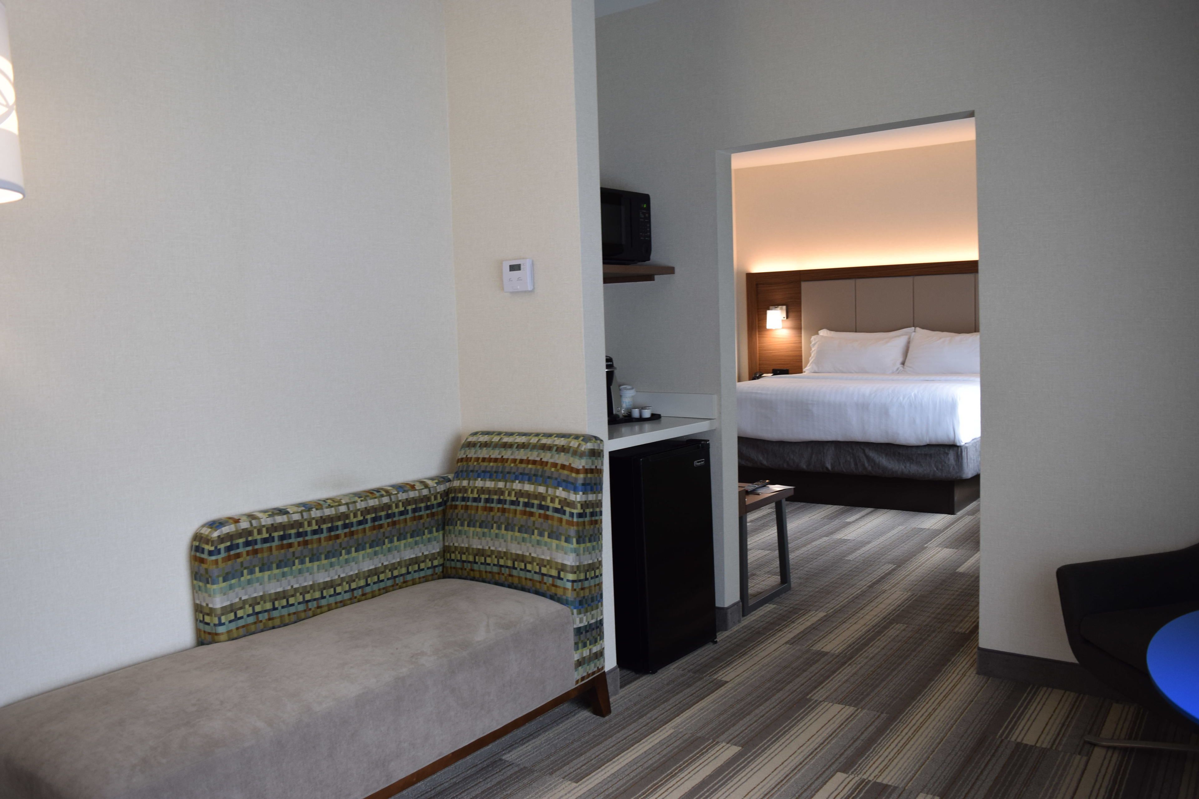 Standardrum | Värdeförvaringsskåp på rummet, skrivbord och arbetsyta för laptop