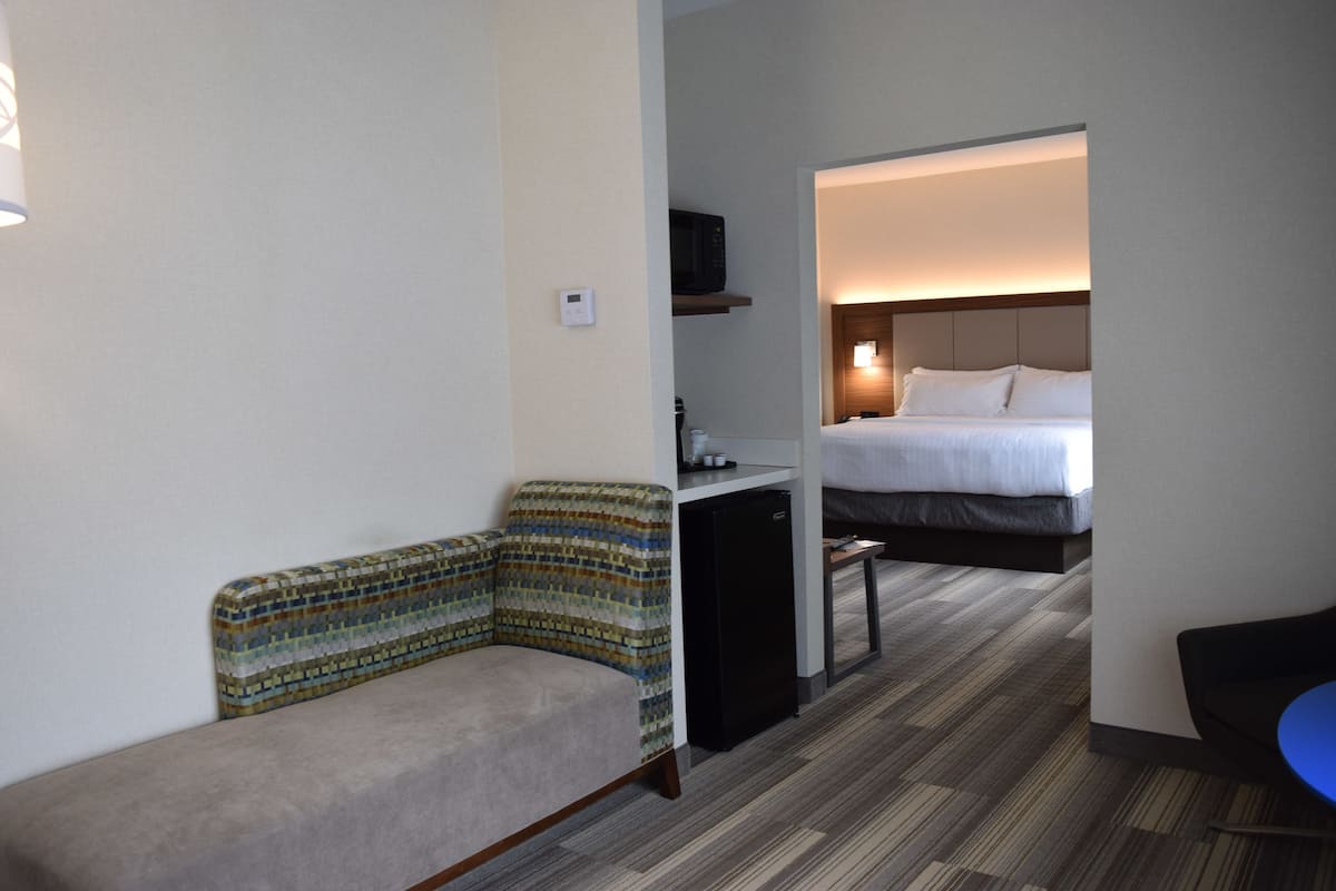 Standardrum | Värdeförvaringsskåp på rummet, skrivbord och arbetsyta för laptop