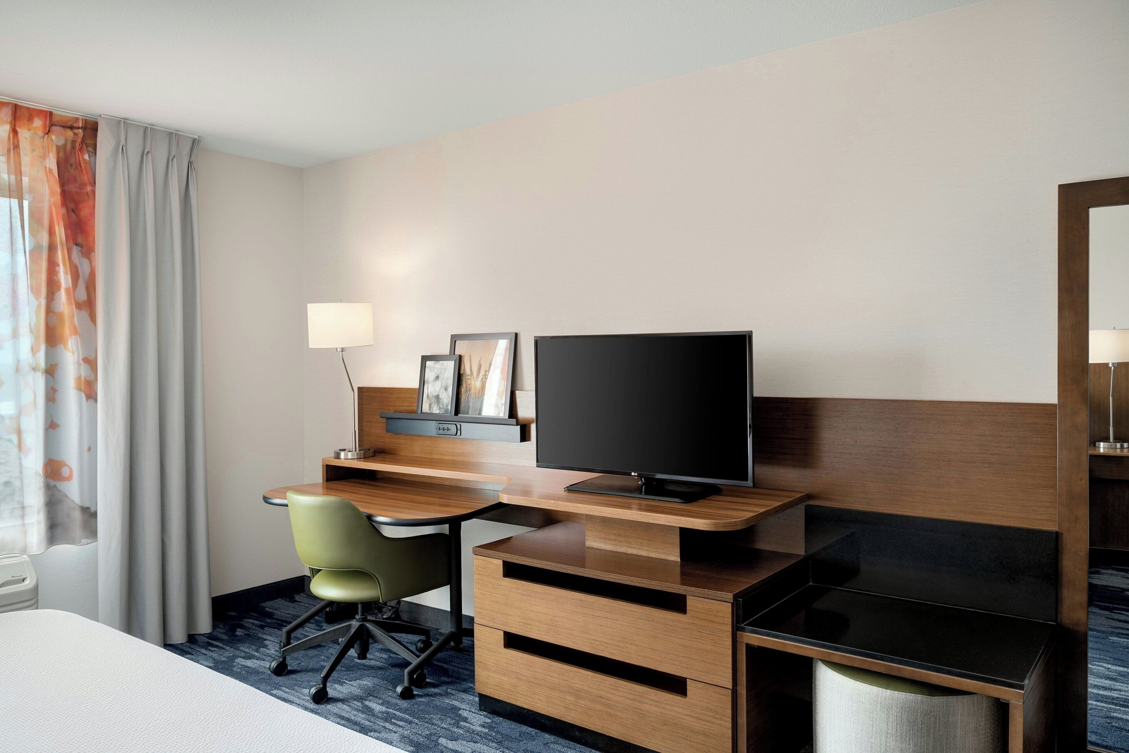 room, 1 king bed | 1 bedroom, pillow-top beds, desk, laptop workspace