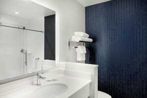 Shower, hair dryer, towels - Fairfield Inn & Suites Cincinnati Uptown/University Area (Cincinnati)