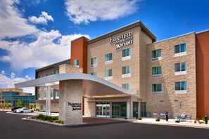 A Fairfield Inn & Suites Marriott hotel with a modern design, featuring a stone facade, multiple windows, and a covered entrance. - Fairfield Inn & Suites by Marriott Salt Lake City Midvale (Midvale)