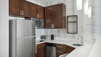 Großer Kühlschrank, Mikrowelle, Herdplatte, Geschirrspüler