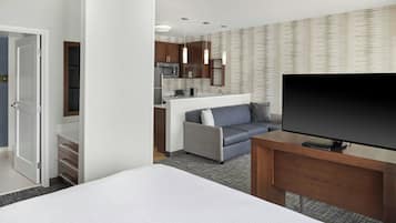 Escrivaninha, cortinas blackout, ferros/tábuas de passar roupa