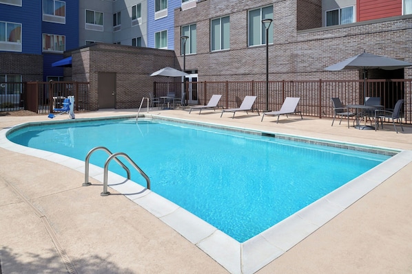 Piscine extérieure en saison, chaises longues