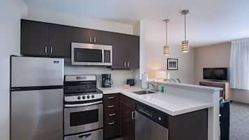 Full-size fridge, microwave, stovetop, dishwasher