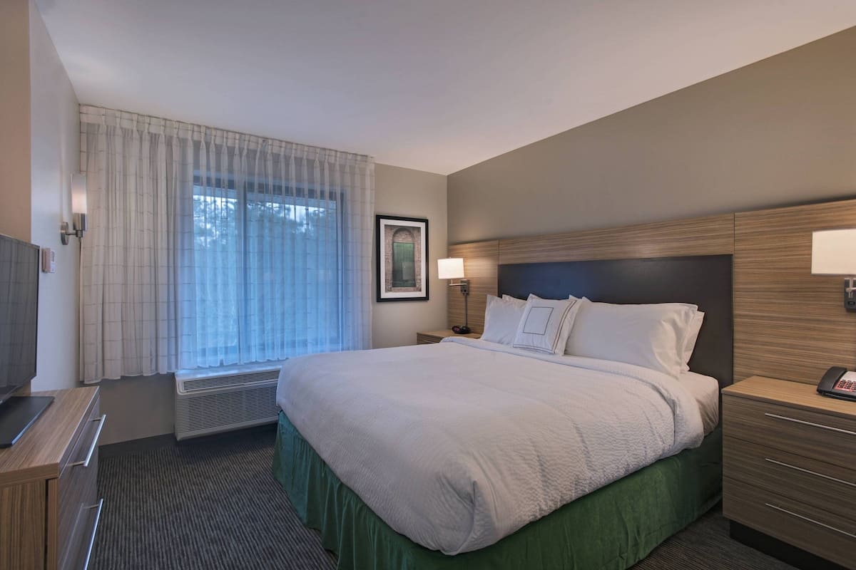 Suite, 1 Double Bed | Desk, blackout drapes, iron/ironing board, free WiFi