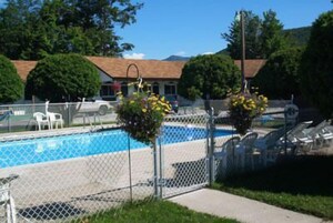 Una piscina al aire libre de temporada