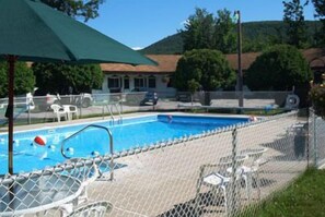 Seasonal outdoor pool - Moose Brook Motel (Gorham)