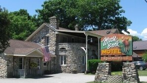 Un edificio de piedra con un letrero que dice Moose Brook Motel.