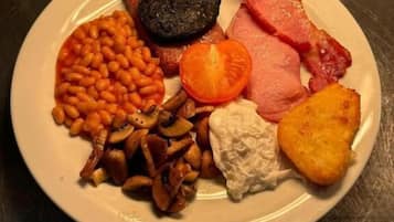 Her gün kontinental kahvaltı (kişi başı 8 GBP)