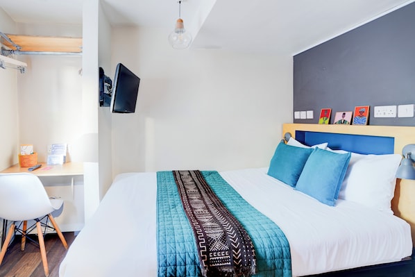 Deluxe Triple Room, Multiple Beds | 1 bedroom, premium bedding, desk, iron/ironing board