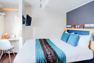 Quarto triplo luxo, várias camas | 1 quarto, roupas de cama premium, escrivaninha