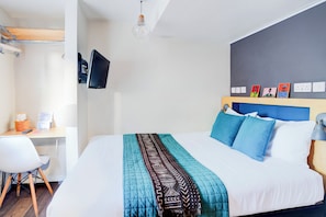 Deluxe trippelrum - flera sängar | 1 sovrum, sängtillbehör av högsta kvalitet och skrivbord