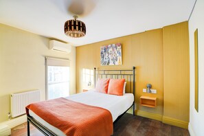 Habitación estándar, 1 cama matrimonial (Shared Bathoom) | 1 habitación, ropa de cama de alta calidad y escritorio 