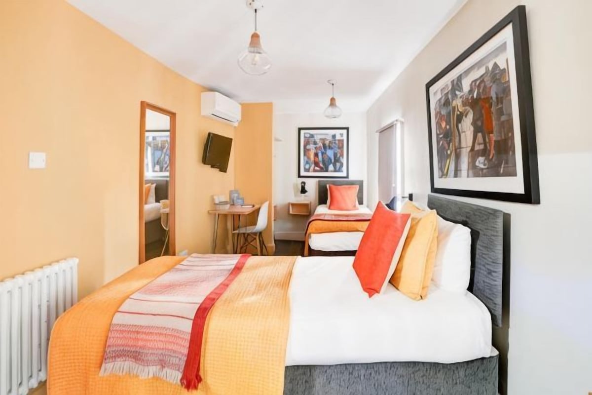 1 bedroom, premium bedding, desk, iron/ironing board (on request)