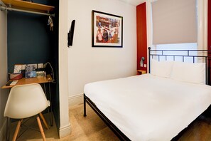 Habitación Deluxe, 1 cama matrimonial | 1 habitación, ropa de cama de alta calidad y escritorio 
