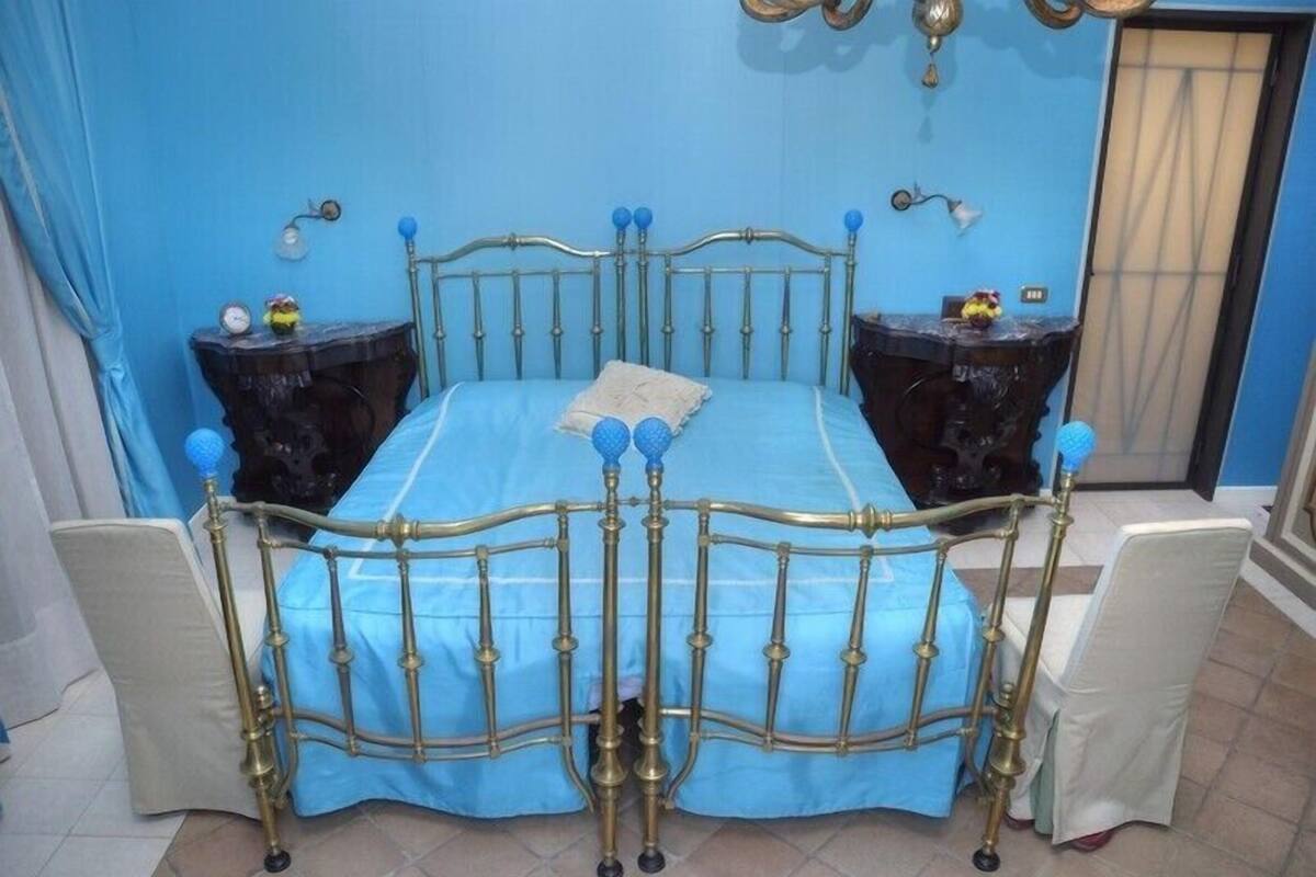 Ropa de cama de alta calidad y caja de seguridad en la habitación