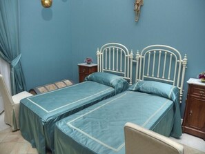 Ropa de cama de alta calidad y caja de seguridad en la habitación