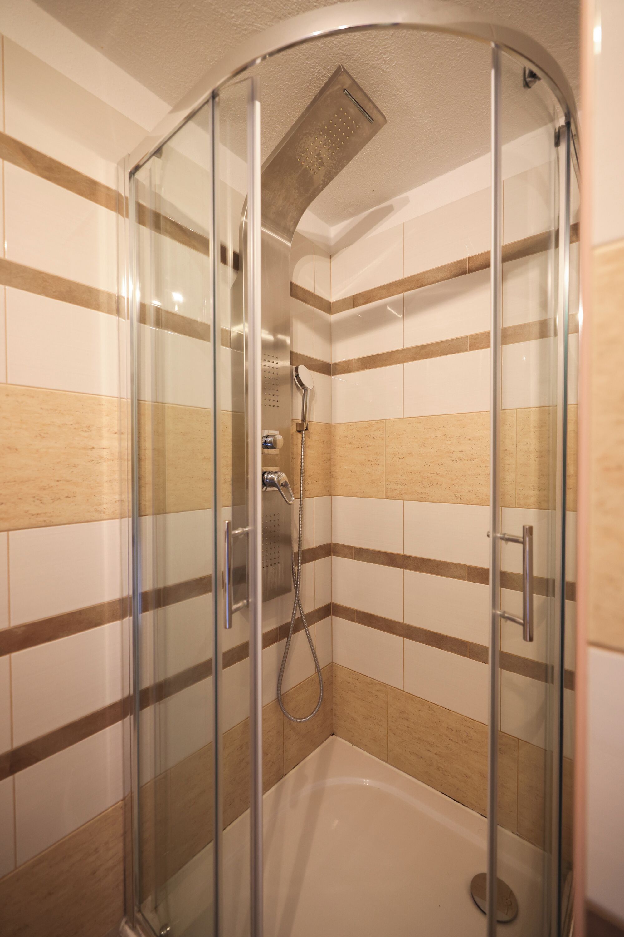 Appartement Deluxe, 2 chambres | Salle de bain | Douche, articles de toilette gratuits, sèche-cheveux