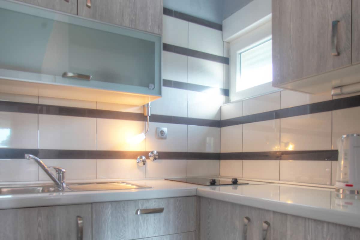 Appartement, 1 slaapkamer, uitzicht op zwembad (2) | Privékeuken | Een koelkast, een magnetron, een oven, een kookplaat