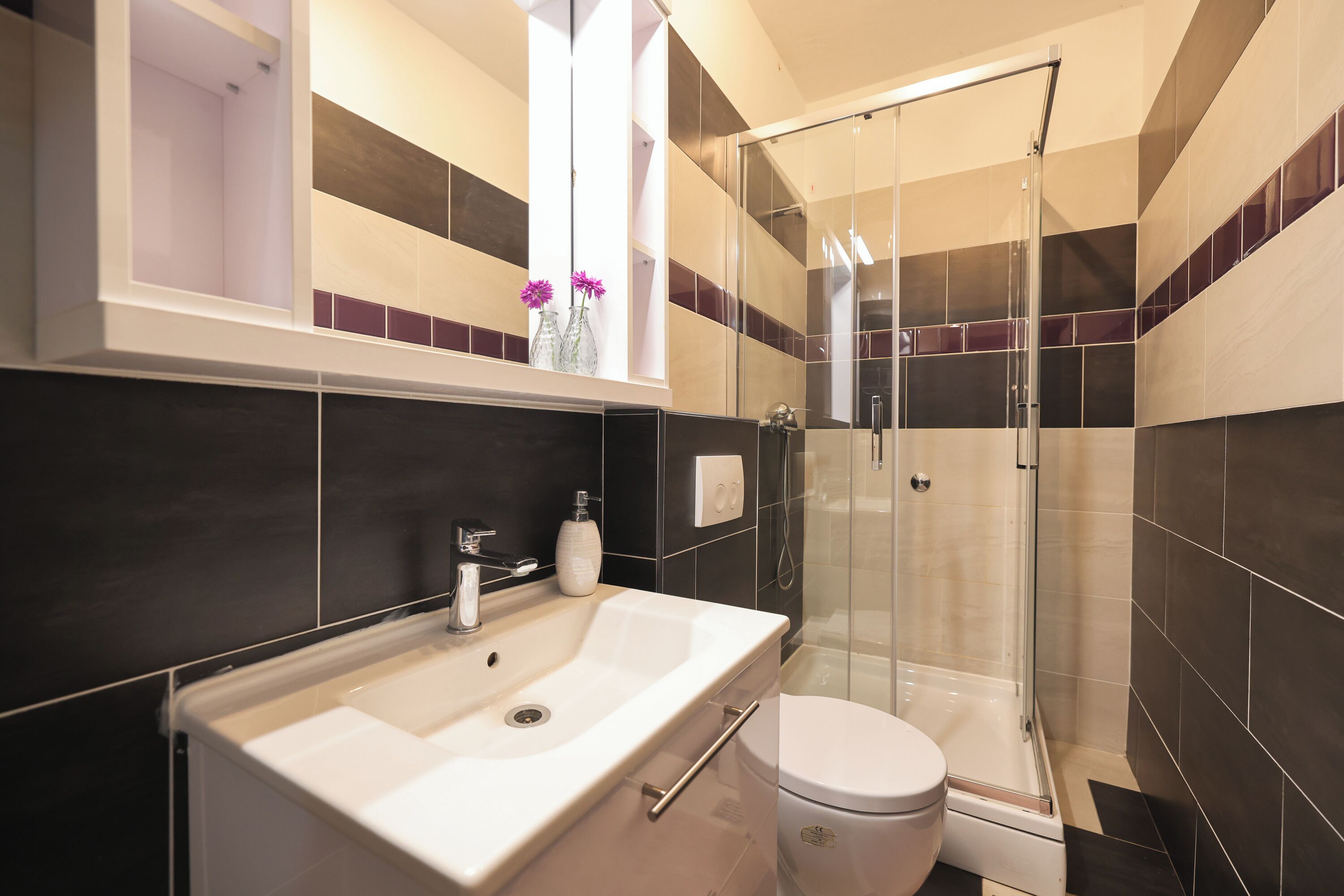 Apartment, 1 Bedroom, Ground Floor | Bathroom | Shower, free toiletries, hair dryer, towels