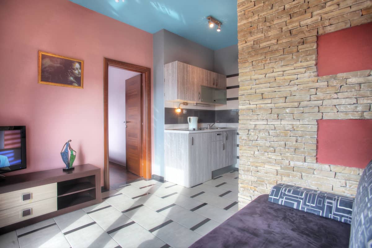 Appartement, 1 slaapkamer, balkon, uitzicht op zee (3) | Woonkamer | Een televisie en een tafeltennistafel